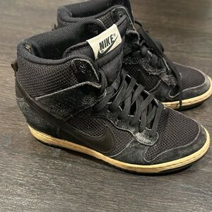 Nike Women’s platform sneaker black size 8 worn in